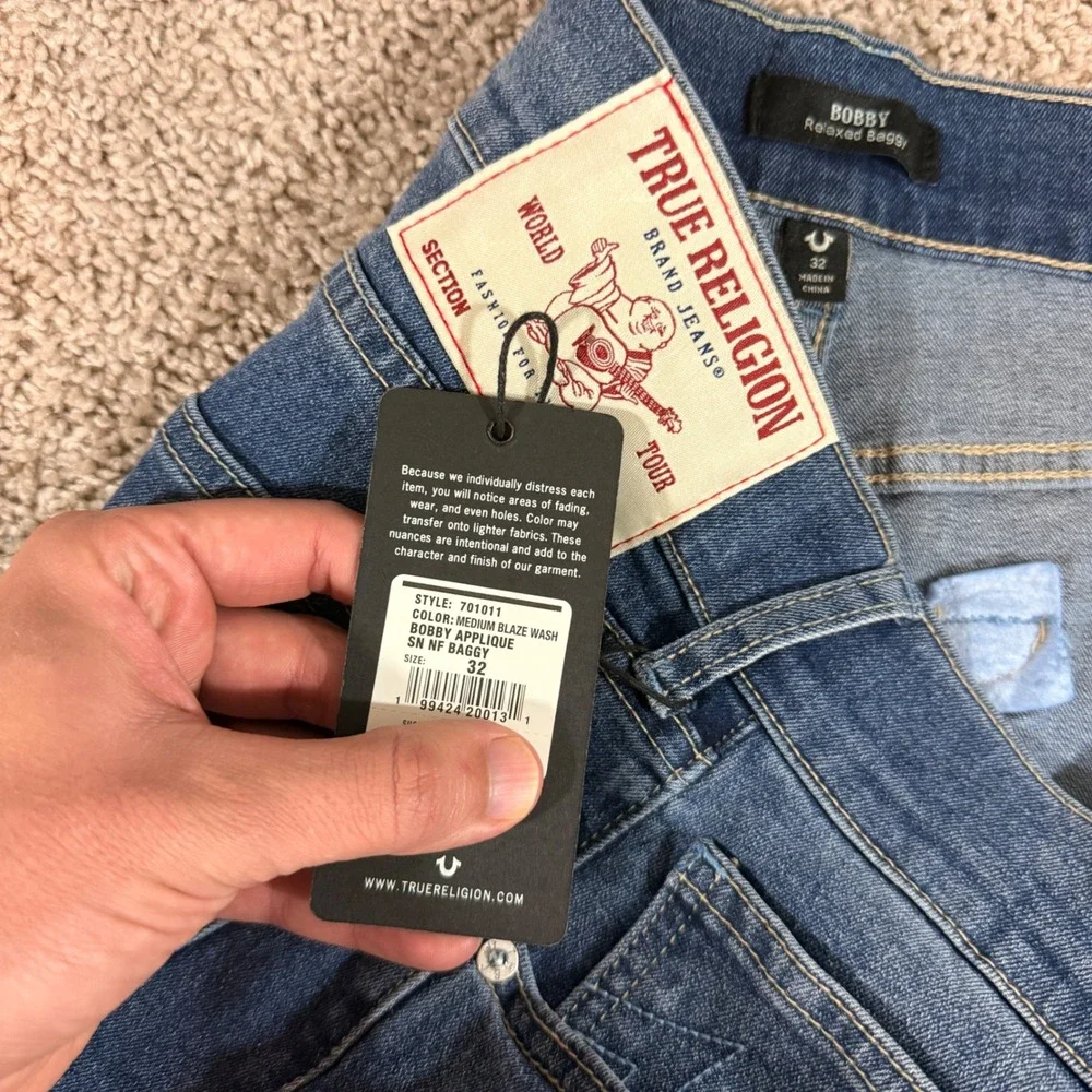 True Religion Bobby Relaxed Baggy Mens 32x32 Blue NWT Chenille Applique Jeans